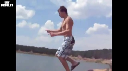 Човек си изкарва въздуха поради грешно падане във водата.
