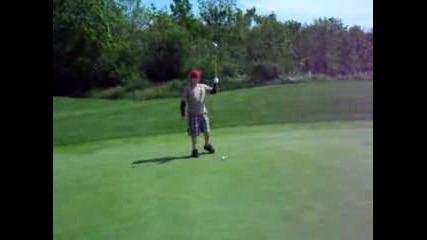 Justin Bieber играе Golf и вкарва от 12дупка