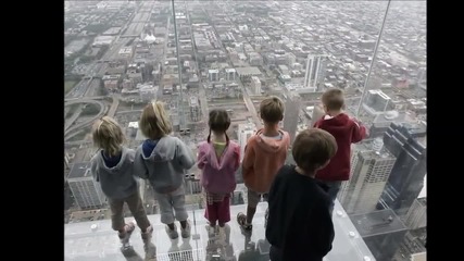 Туристи пищяха от ужас на 103-ия етаж, стъклен под се пропука под краката им