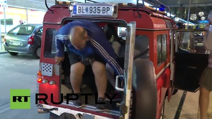 Austria: Refugees collected from Hungary by activist convoy