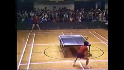 Луди играят пинг понг 