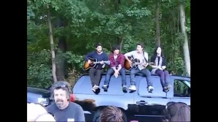 Jonas Brothers with Demi Lovato пеят на покрива на колата си