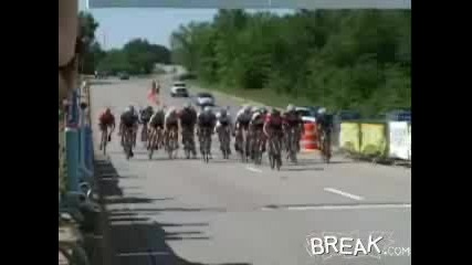 Велосипедисти Се Пребиват На Финала