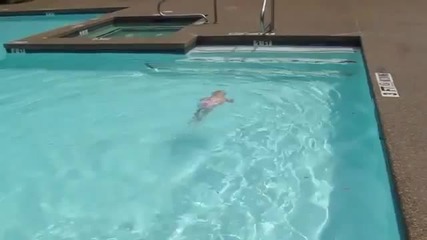 Невероятно Бебе Плува Като Шампион!