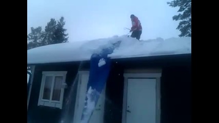 Супер яко чистене на сняг от покрива 