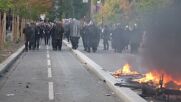 Ученическите протести във Франция ескалират: Подпалиха училища и обляха учител с бензин