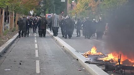Ученическите протести във Франция ескалират: Подпалиха училища и обляха учител с бензин