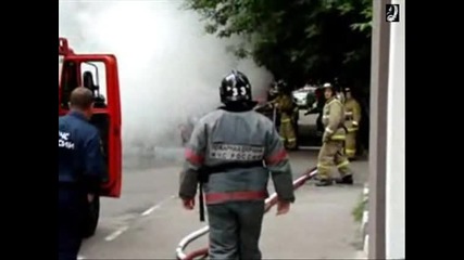 Пожарникари гасят горяща лада