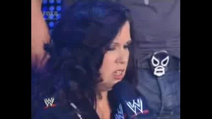 Vickie Guerrero Отнема Титлата От Undertaker