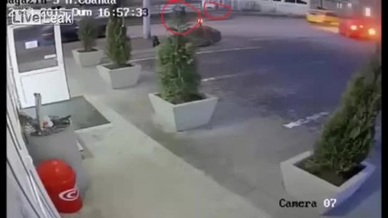 Дете се опитва да избяга от куче, за сметка на това го блъска кола.