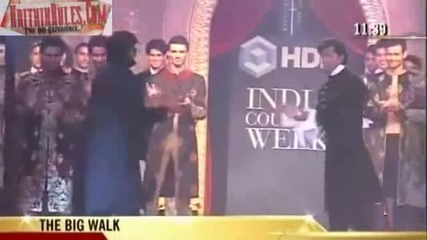Hrithik Roshan walks the ramp With Amitabh Bachchan and Shah Rukh Khan at Hdil Couture Week 2010