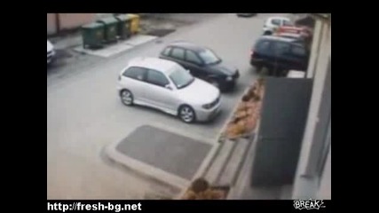 Жена паркира