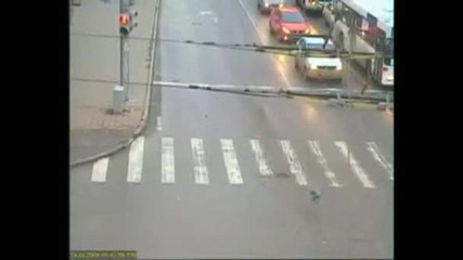 Човек Избягва На Сантиметри От Автобус Катастрофиращ С Кола 