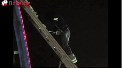 Заклещени във въртележка на 10 метра от земята