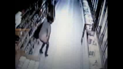 Жена сере в магазин(охранителна Камера)