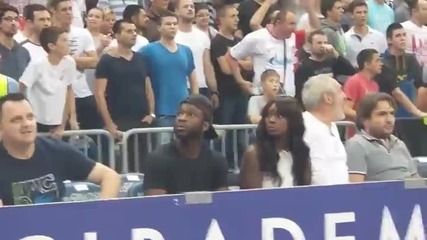 Чернокожа жена показва най - изтрещелият поглед при вида на езалтирани фенове по време на мач!