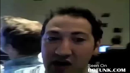 Офис служители пеят песен на Бекстрийт Бойс 