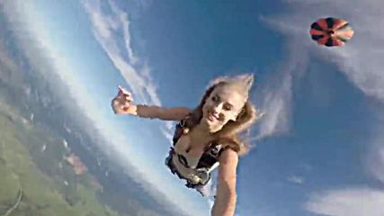 Готино момиче смело скача с парашут от издигнат балон високо в небето !