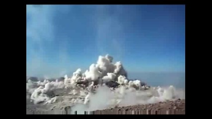 Ненормалници до изригващ вулкан