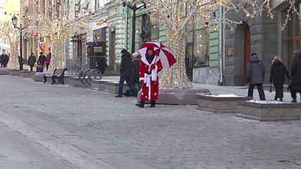 ЗАРАДИ СТУДА: Затвориха ледената пързалка на Червения площад (ВИДЕО)