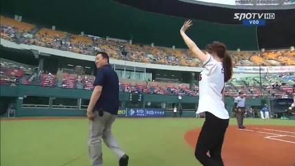 Гимнастичката Shin Soo-ji подава в бейзбола