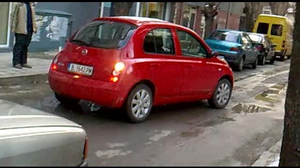 руса мацка паркира кола 
