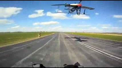 Моторист хвана опашката на обърнат самолет