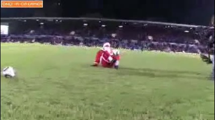Дядо Коледа прави трикчета на стадиона 