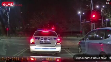 Шофьор в Пловдив мина смело на червено, но пред патрулка