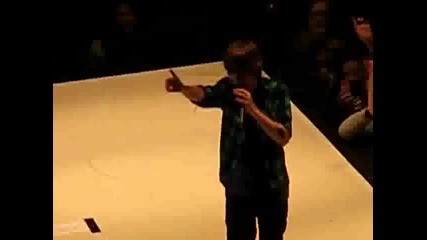 Justin Bieber singing One Time in Manchester (със счупен крак) 