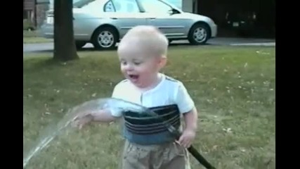 Сладко бебе прави опит да пие вода - Смях