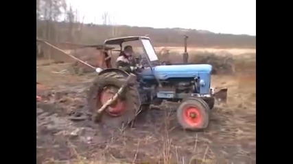 Ето така се вади трактор от калта
