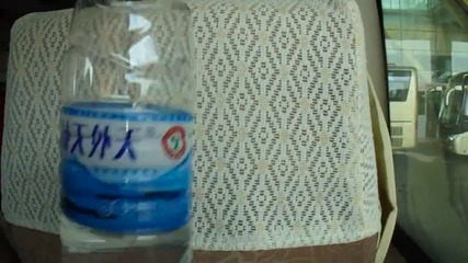 Забавна и удобна китайска бутилка минерална вода