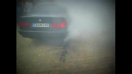 Bmw_525_-_burnout_and_donuts
