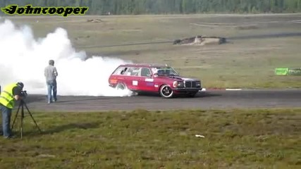 Mercedes 300td T w123 Crazy Burnout