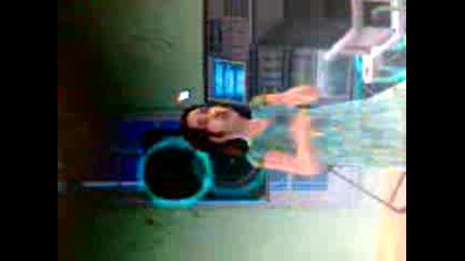 Дете в Sims 2 пее фалшиво