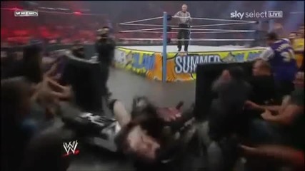 Mark Henry almost kills Sheamus and a fan at Summerslam 2011