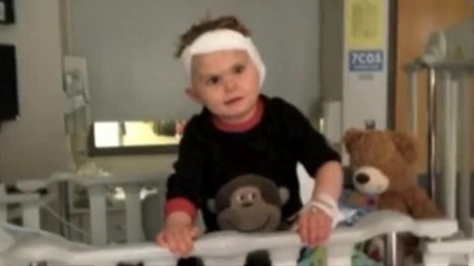 Тригодишно дете чува гласа на баща си за първи път след операция