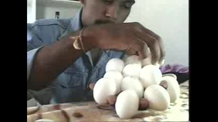 Човек Държи 12 Яйца В Ръката Си За 30 Сек.