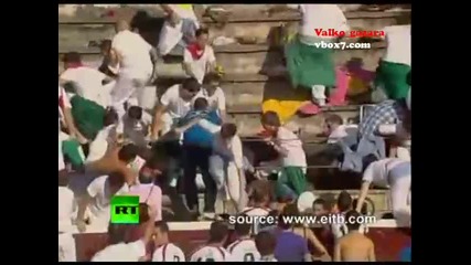 Бик прескача оградата и се врязва в публиката