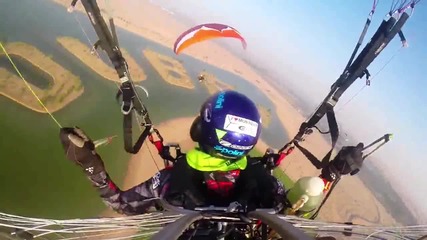 Страхотно състезание с парапланери над Дубай . .