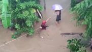 Расте броят на жертвите на пороите и наводненията на Филипините (ВИДЕО)
