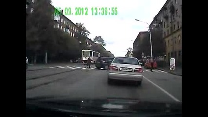 Мъж слиза от колата си, за да помогне на бабата - Russia