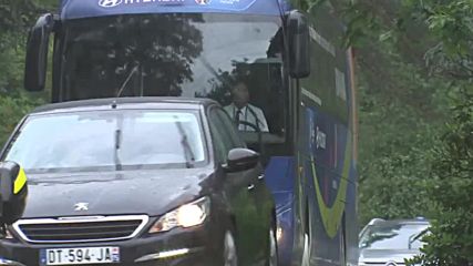 Дъжд изпрати мрачните румънци към дома