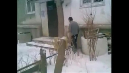 Пиян руснак се катери до покрива ... Пада и пак почва да се катери