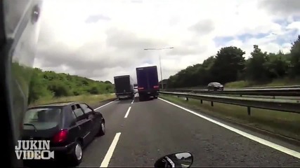 Моторист се пребива искайки да мине между два камиона !