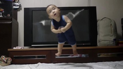 Gangnam Style летящото бебе