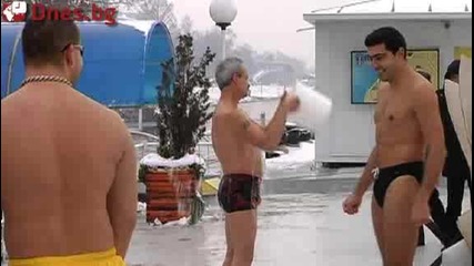 В ледените води за здраве и... малко хонорар 