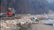 Във Варна автомобил кацна върху камъните на брега (ВИДЕО и СНИМКИ)