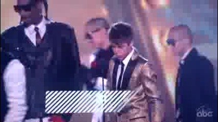 Justin Bieber Kisses Selena Gomez at Billboard Music Awards!